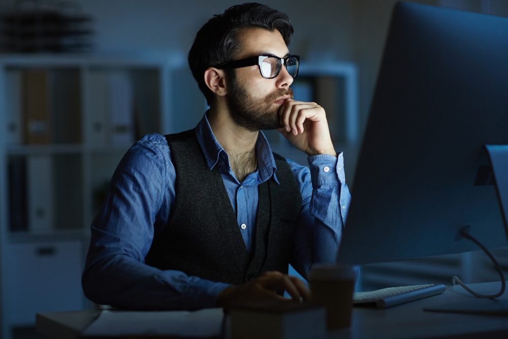 Profissional analisando a operação da empresa no computador
